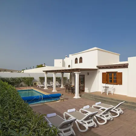 Sophisticated Lanzarote Mervella 4 Bedrooms Spacious Terrace Area Private Pool 普拉亚布兰卡